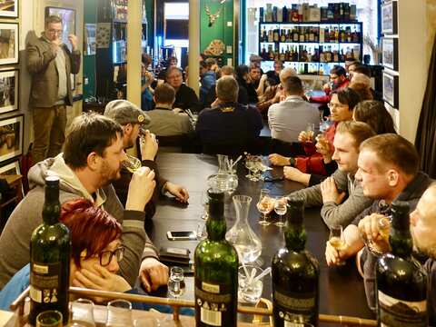 Tastingraum mit vielen Gästen