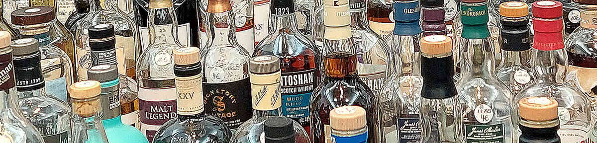 viele offene Whiskyflaschen